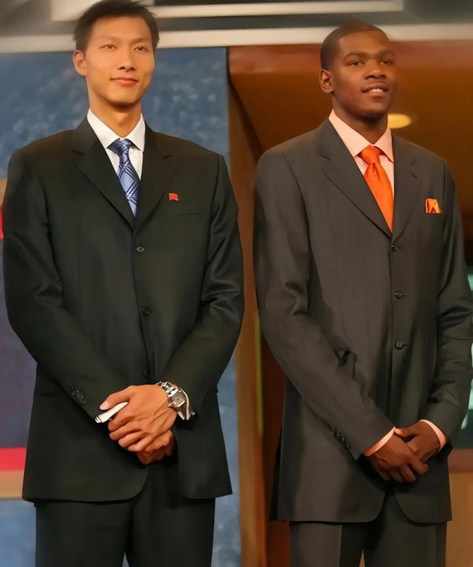 灰熊轻取青岛队，易建联惊艳四座