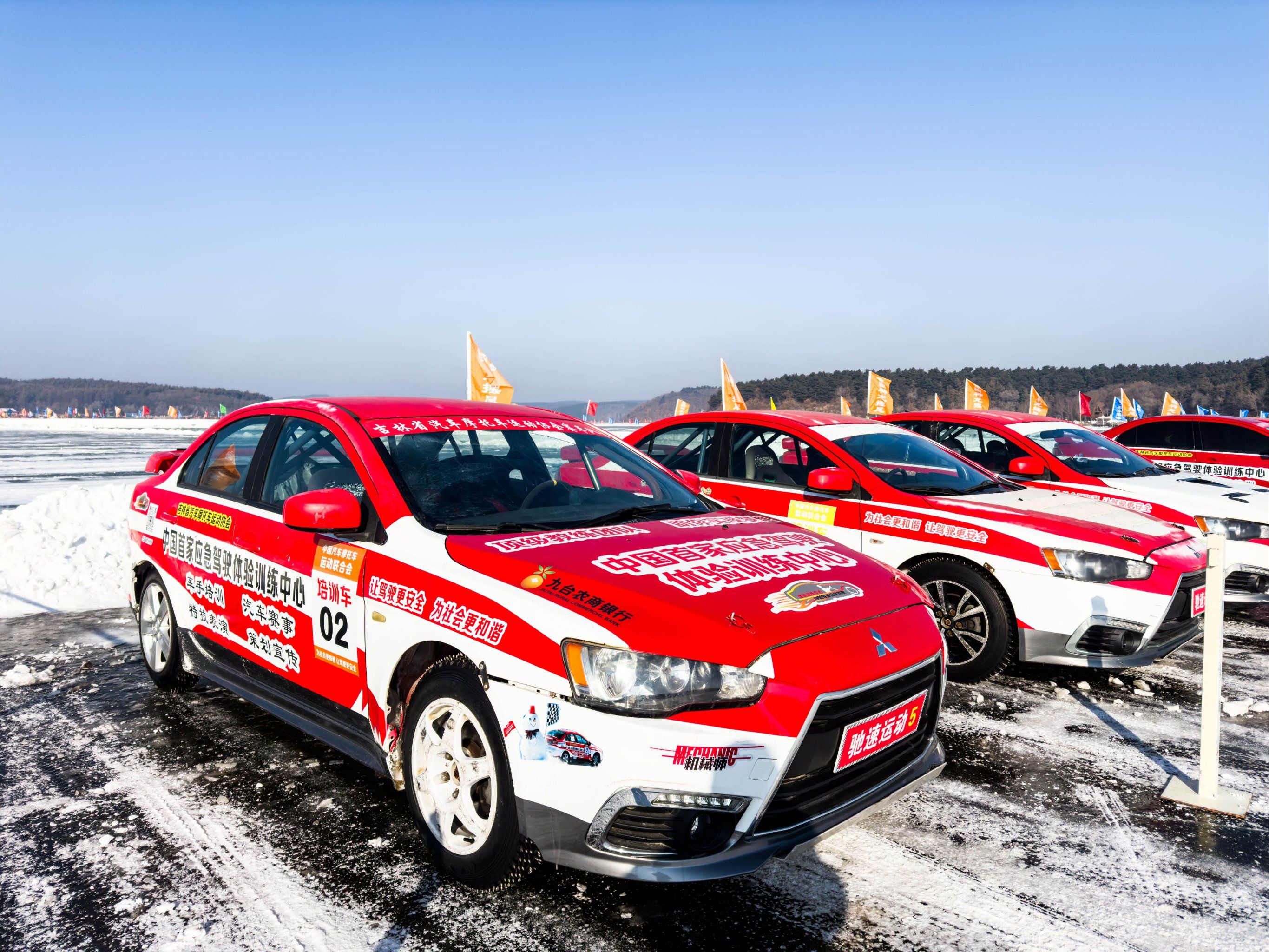 开云体育官网-阿斯顿马丁逆转哈斯车队，佩雷兹统治全场